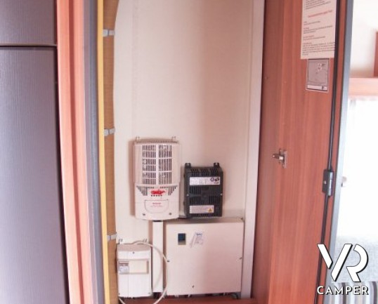 Hobby De Luxe 380 TB: caravan usata di piccole dimensioni e leggera, con veranda, frigo grande e movimentatore