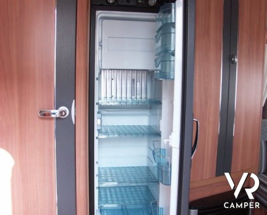 Hobby De Luxe 380 TB: caravan usata di piccole dimensioni e leggera, con veranda, frigo grande e movimentatore