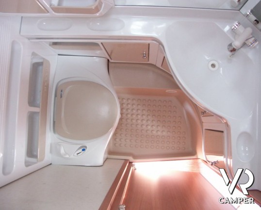 Hobby De Luxe 380 TB: caravan usata di piccole dimensioni e leggera, con veranda, frigo grande e movimentatore