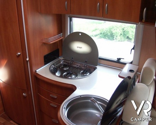 HOBBY TOSKANA 615: camper mansardato usato a Torino con letti a castello posteriori