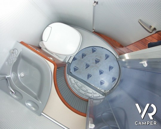 HOBBY TOSKANA 615: camper mansardato usato a Torino con letti a castello posteriori