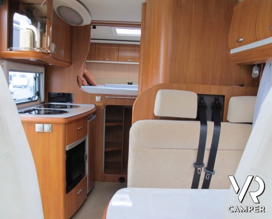 Hobby Van T60: camper semintegrale compatto con garage su meccanica Ford a trazione anteriore, in ottime condizioni.