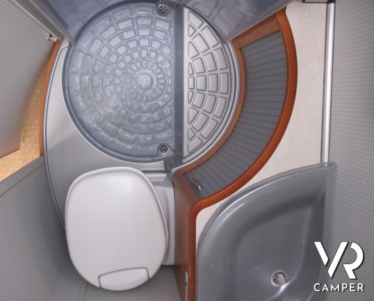 Hobby Van T60: camper semintegrale compatto con garage su meccanica Ford a trazione anteriore, in ottime condizioni.