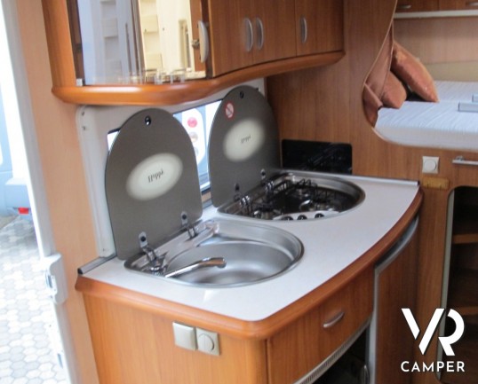 Hobby Van T60: camper semintegrale compatto con garage su meccanica Ford a trazione anteriore, in ottime condizioni.