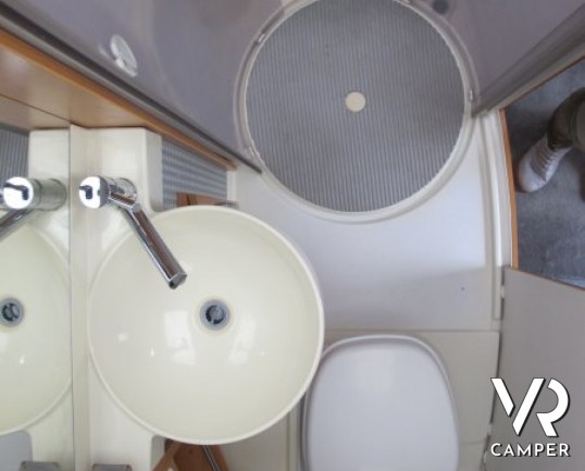 Hymer B-Klasse 544: camper motorhome Hymer usato in offerta a Torino con doppio pavimento passante, divano fronte dinette e di dimensioni contenute