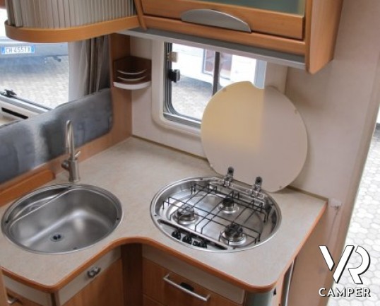 Hymer B-Klasse 544: camper motorhome Hymer usato in offerta a Torino con doppio pavimento passante, divano fronte dinette e di dimensioni contenute