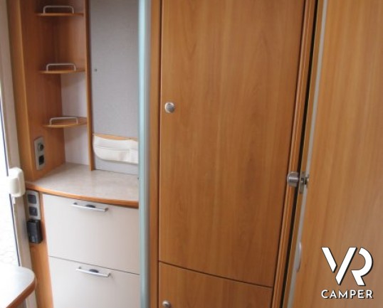 Hymer B-Klasse 544: camper motorhome Hymer usato in offerta a Torino con doppio pavimento passante, divano fronte dinette e di dimensioni contenute