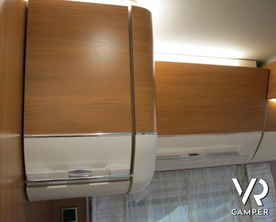 Hymer B 504 DL: motorhome di lusso Hymer con garage, 3 posti letto, full optional.