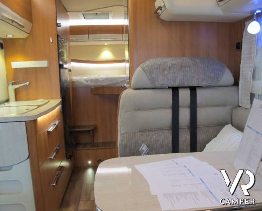 Hymer B 504 DL: motorhome di lusso Hymer con garage, 3 posti letto, full optional.