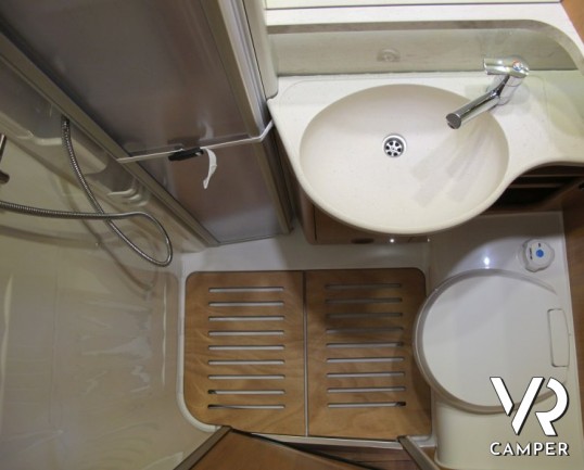 Hymer B 504 DL: motorhome di lusso Hymer con garage, 3 posti letto, full optional.