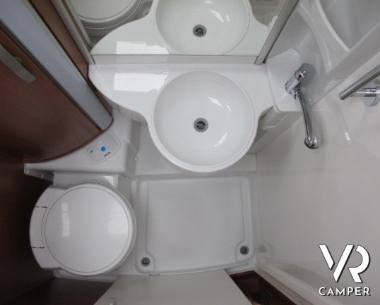 Hymer B 504: bellissimo motorhome hymer sotto i 6 metri di lunghezza, con garage, ben accessoriato e con pochi chilometri percorsi.