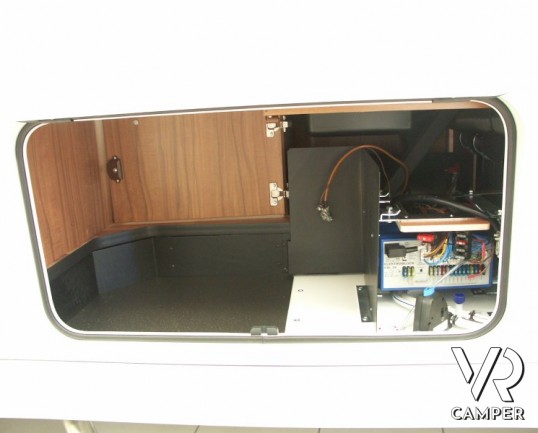 Hymer B 514: camper nuovo hymer motorhome con letto matrimoniale in coda e basculante sopra cabina. 4 posti omologati e un prezzo speciale.