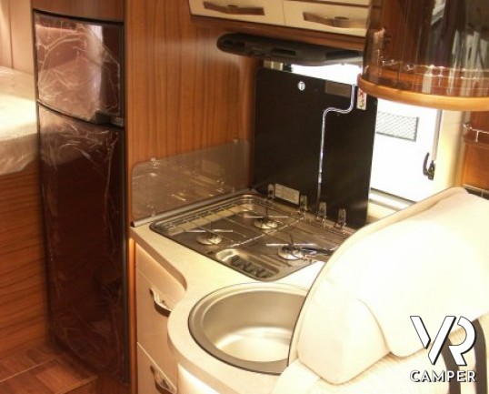 Hymer B 514: camper nuovo hymer motorhome con letto matrimoniale in coda e basculante sopra cabina. 4 posti omologati e un prezzo speciale.