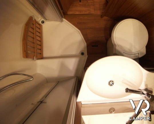 Hymer B 514: camper nuovo hymer motorhome con letto matrimoniale in coda e basculante sopra cabina. 4 posti omologati e un prezzo speciale.