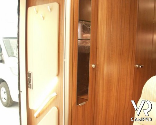 Hymer B 514: camper nuovo hymer motorhome con letto matrimoniale in coda e basculante sopra cabina. 4 posti omologati e un prezzo speciale.