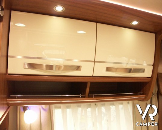 Hymer B 514: camper nuovo hymer motorhome con letto matrimoniale in coda e basculante sopra cabina. 4 posti omologati e un prezzo speciale.