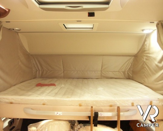 Hymer B 514: camper nuovo hymer motorhome con letto matrimoniale in coda e basculante sopra cabina. 4 posti omologati e un prezzo speciale.