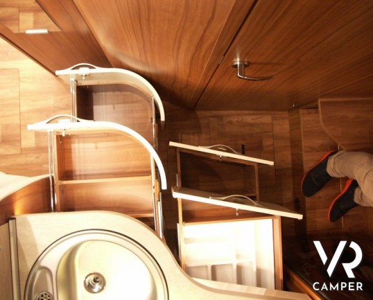 Hymer B 514: camper nuovo hymer motorhome con letto matrimoniale in coda e basculante sopra cabina. 4 posti omologati e un prezzo speciale.