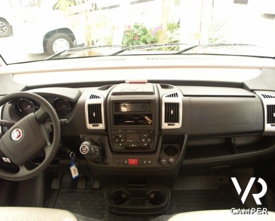 Hymer B 514: camper nuovo hymer motorhome con letto matrimoniale in coda e basculante sopra cabina. 4 posti omologati e un prezzo speciale.