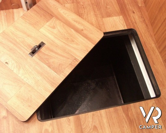 Hymer B 514: camper nuovo hymer motorhome con letto matrimoniale in coda e basculante sopra cabina. 4 posti omologati e un prezzo speciale.