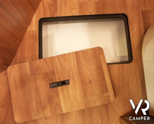 Hymer B 514: camper nuovo hymer motorhome con letto matrimoniale in coda e basculante sopra cabina. 4 posti omologati e un prezzo speciale.