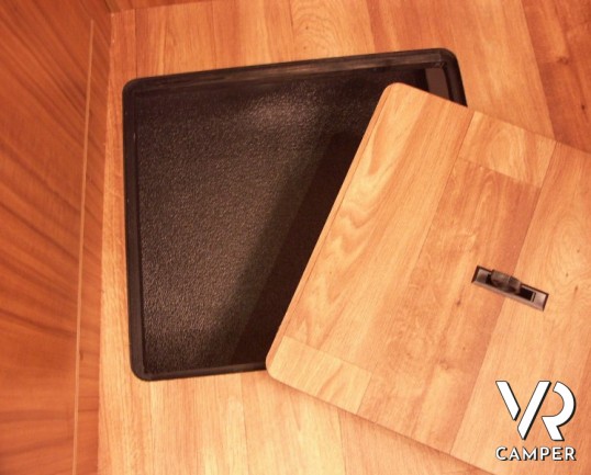 Hymer B 514: camper nuovo hymer motorhome con letto matrimoniale in coda e basculante sopra cabina. 4 posti omologati e un prezzo speciale.