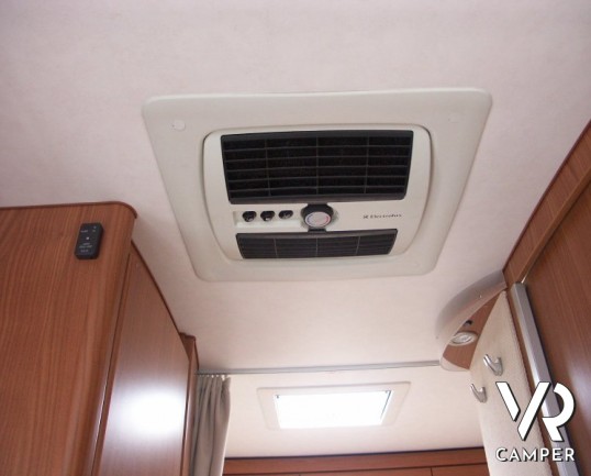 Hymer B 514 SL Gold Edition: camper motorhome usato a Torino, compatto nelle dimensioni con letto matrimoniale in coda, garage e basculante in cabina.