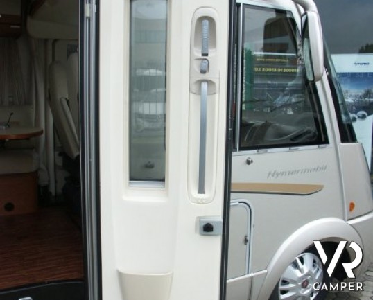 Hymer B 514 SL Gold Edition: camper motorhome usato a Torino, compatto nelle dimensioni con letto matrimoniale in coda, garage e basculante in cabina.