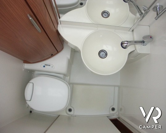 Hymer B 514 SL Gold Edition: camper motorhome usato a Torino, compatto nelle dimensioni con letto matrimoniale in coda, garage e basculante in cabina.