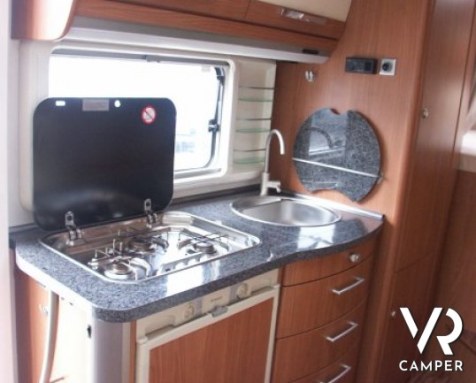Hymer B 514 SL Gold Edition: camper motorhome usato a Torino, compatto nelle dimensioni con letto matrimoniale in coda, garage e basculante in cabina.
