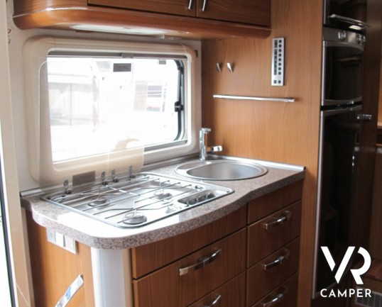 Hymer B 518 SL: camper usato motorhome a Torino, garage, compatto nelle dimensioni, con frigorifero grande e meccanica Fiat Ducato 3.0 M-Jet