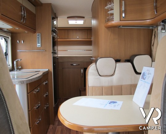 Hymer B 518 SL: camper usato motorhome a Torino, garage, compatto nelle dimensioni, con frigorifero grande e meccanica Fiat Ducato 3.0 M-Jet