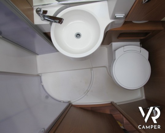 Hymer B 518 SL: camper usato motorhome a Torino, garage, compatto nelle dimensioni, con frigorifero grande e meccanica Fiat Ducato 3.0 M-Jet