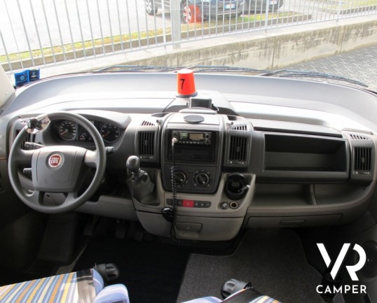 Hymer B 524 SL: camper motorhome Hymer usato con letto singolo posteriore e doppio pavimento AL-KO con gavoni passanti