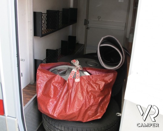 Hymer B 524 SL: camper motorhome Hymer usato con letto singolo posteriore e doppio pavimento AL-KO con gavoni passanti