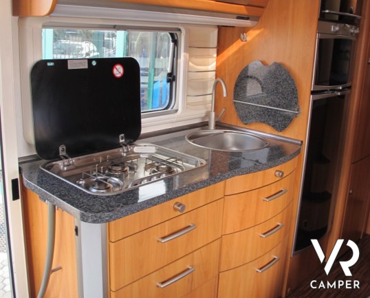 Hymer B 524 SL: camper motorhome Hymer usato con letto singolo posteriore e doppio pavimento AL-KO con gavoni passanti