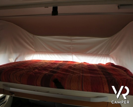 Hymer B 524 SL: camper Hymer motorhome usato con letto singolo posteriore, dinette a L, garage e bagno con doccia separata