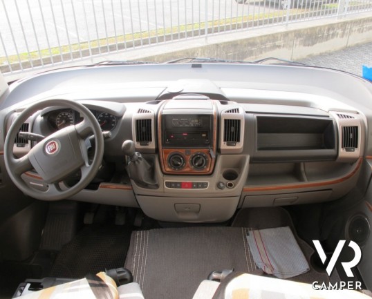 Hymer B 524 SL: camper Hymer motorhome usato con letto singolo posteriore, dinette a L, garage e bagno con doccia separata