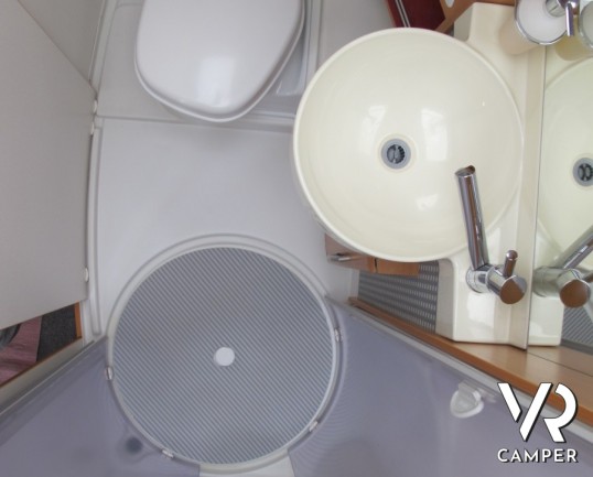 Hymer B 524 SL: camper Hymer motorhome usato con letto singolo posteriore, dinette a L, garage e bagno con doccia separata