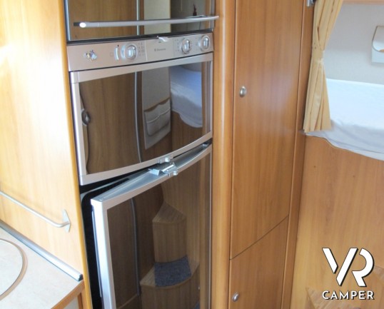 Hymer B 524 SL: camper Hymer motorhome usato con letto singolo posteriore, dinette a L, garage e bagno con doccia separata