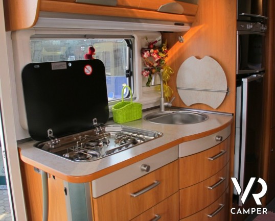 Hymer B 524 SL: camper Hymer motorhome usato con letto singolo posteriore, dinette a L, garage e bagno con doccia separata