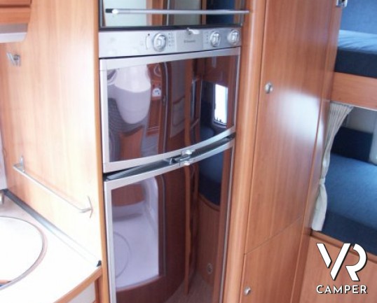 Hymer B 524 SL: camper usato motorhome con letti a castello posteriore e frigorifero da 160 litri. Telaio Al-Ko doppio pavimento con serbatoi coibenta