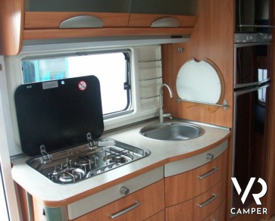 Hymer B 524 SL: camper usato motorhome con letti a castello posteriore e frigorifero da 160 litri. Telaio Al-Ko doppio pavimento con serbatoi coibenta