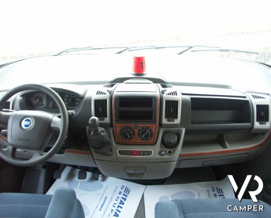 Hymer B 524 SL: camper usato motorhome con letti a castello posteriore e frigorifero da 160 litri. Telaio Al-Ko doppio pavimento con serbatoi coibenta