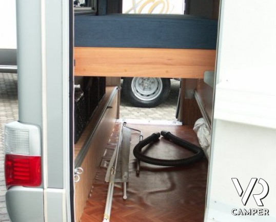 Hymer B 524 SL: camper usato motorhome con letti a castello posteriore e frigorifero da 160 litri. Telaio Al-Ko doppio pavimento con serbatoi coibenta