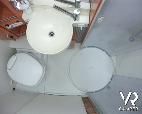 Hymer B 524 SL: camper usato motorhome con letti a castello posteriore e frigorifero da 160 litri. Telaio Al-Ko doppio pavimento con serbatoi coibenta