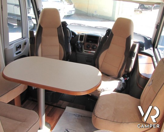 Hymer B 528 SL: motorhome usato km zero con telaio AL-KO e doppio pavimento