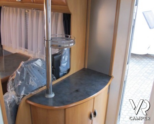 Hymer B 544: camper Hymer motorhome usato a Torino con portamoto e videocamera di retromarcia, ampio divano con dinette