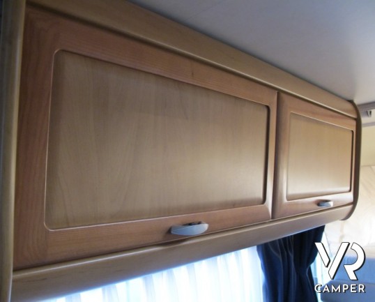 Hymer B 544: camper Hymer motorhome usato a Torino con portamoto e videocamera di retromarcia, ampio divano con dinette