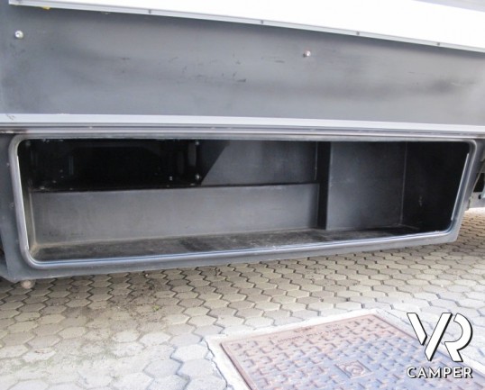 Hymer B 544: camper Hymer motorhome usato a Torino con portamoto e videocamera di retromarcia, ampio divano con dinette